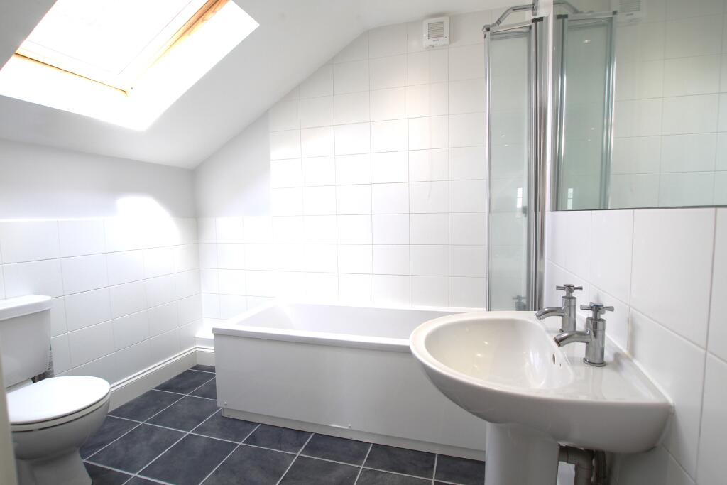 8 bathroom.JPG