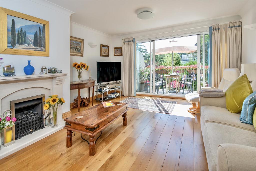 Living Room w Balcony.jpg