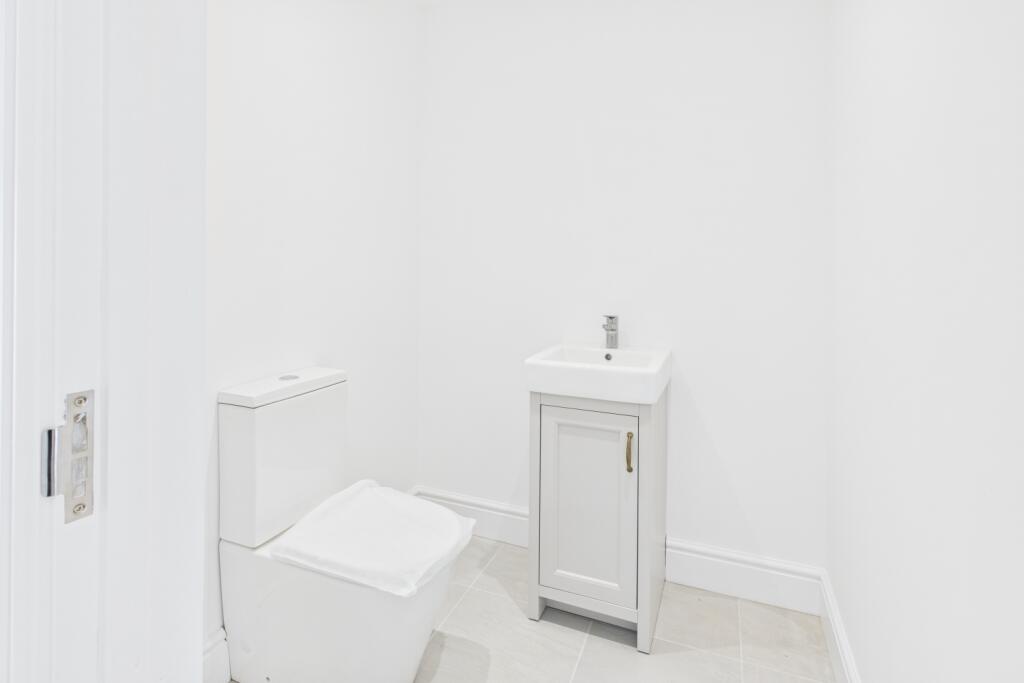 EweMove - Spalding - Pinstock Lane - Cloakroom