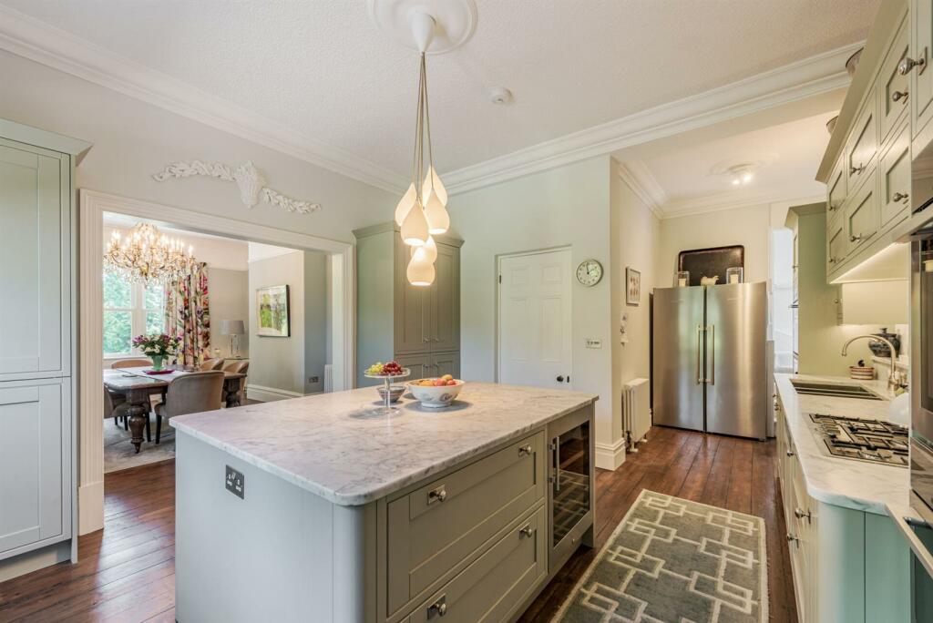 LUXURY FITTED KITCHEN