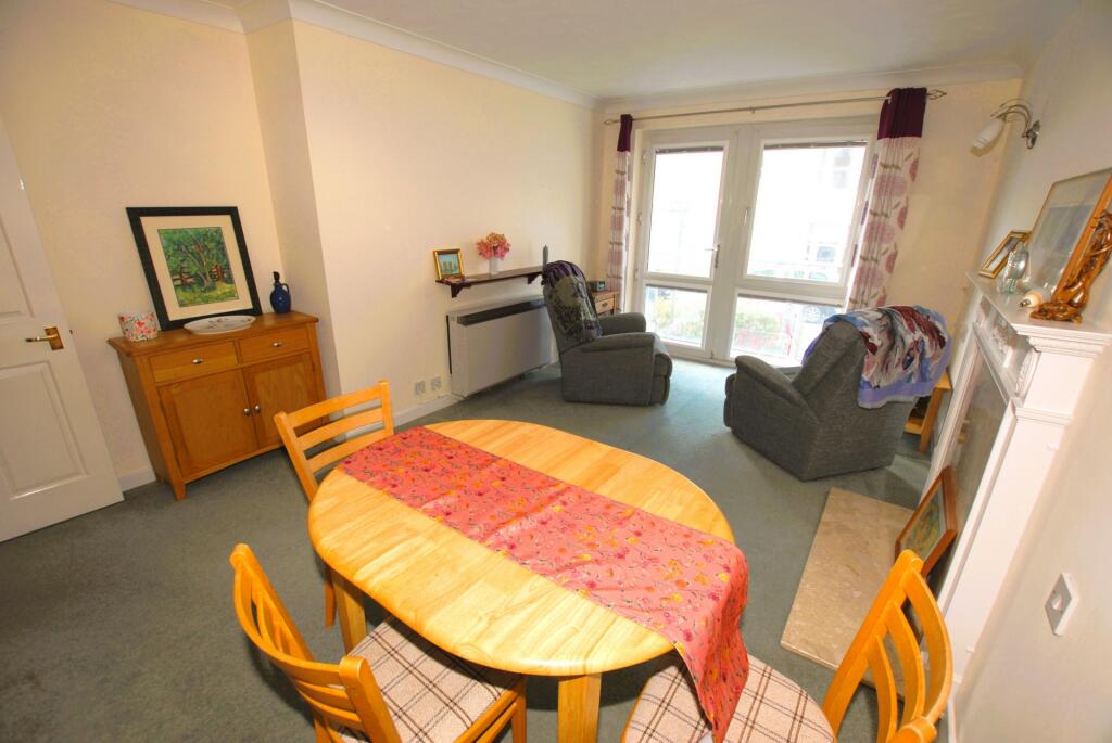 Sitting/dining room
