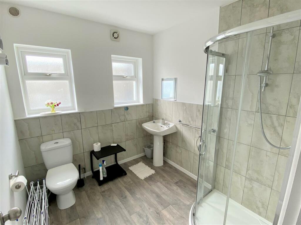 Flat 2, 35 Pentire Avenue Shower Room