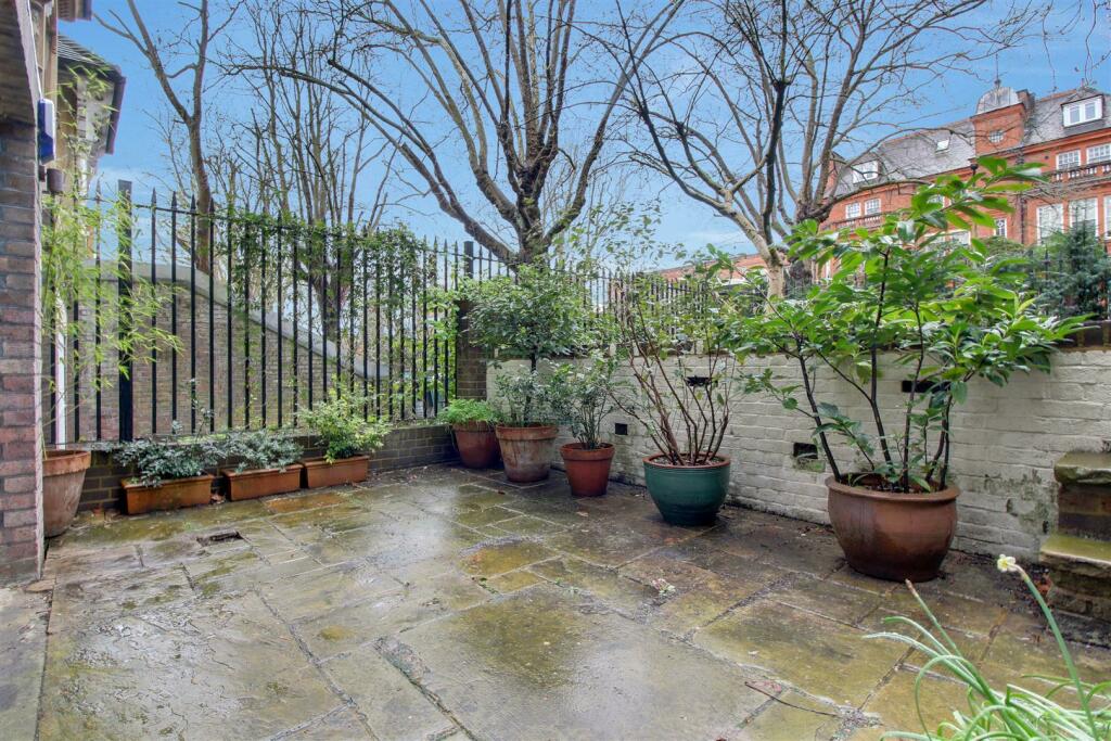 FRONT PATIO.jpg