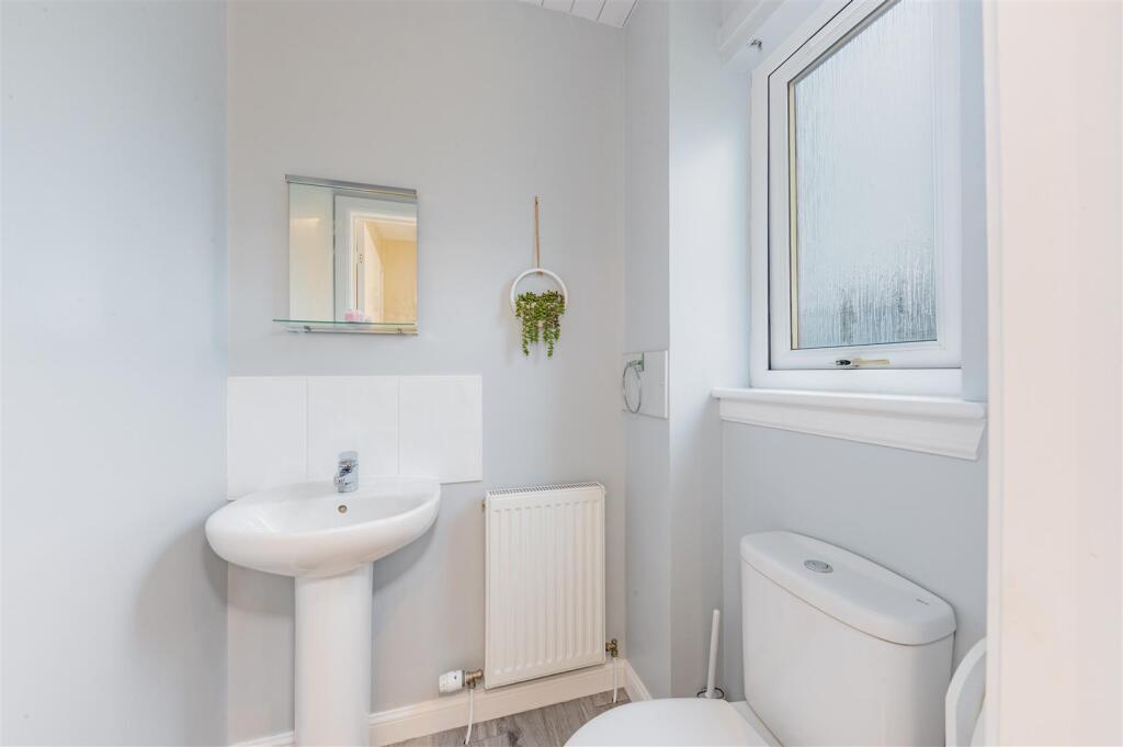 7 Millburn Gardens Dundee-14.JPG