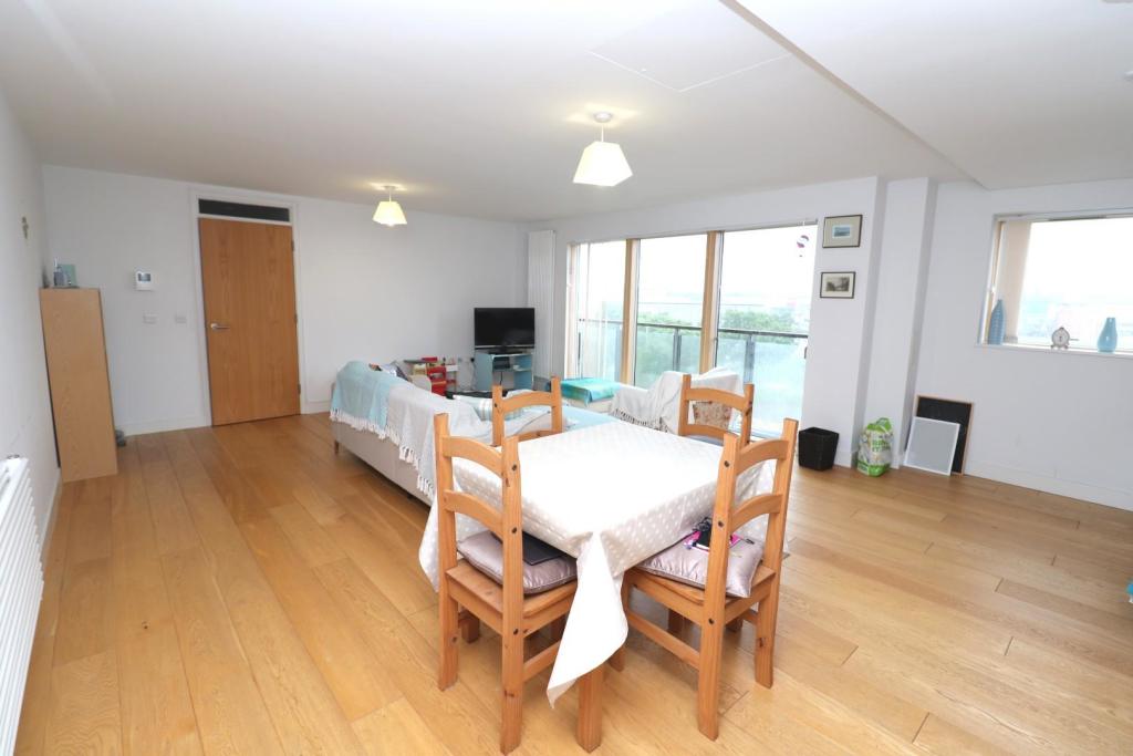 04 - Living Room.JPG