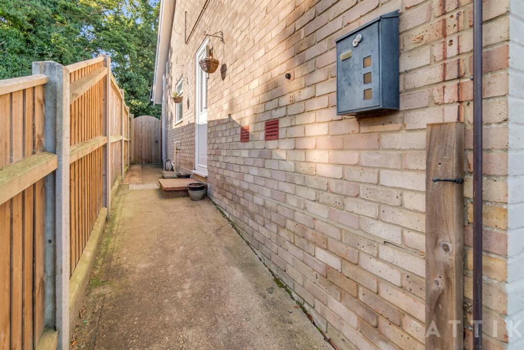 36 Lansbury Rd, Halesworth IP19 8SA (20).jpg