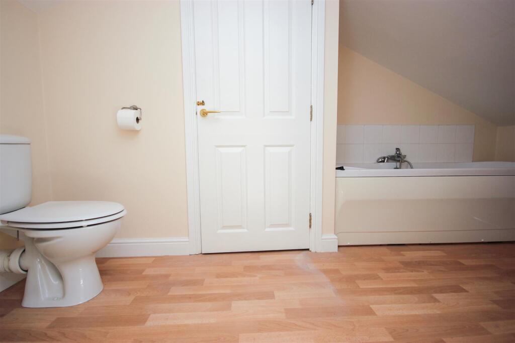 first floor ensuite..jpg