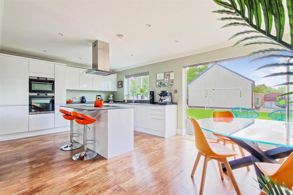 Kitchen 2.jpg