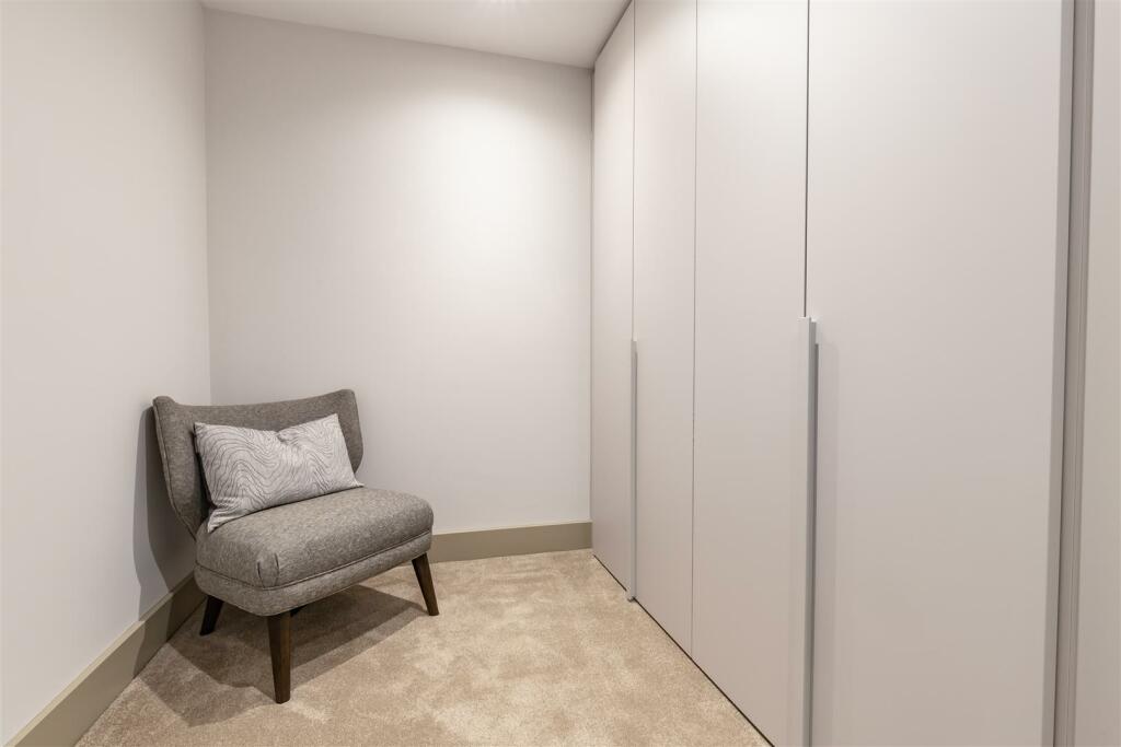 Master Walk-in Wardrobe