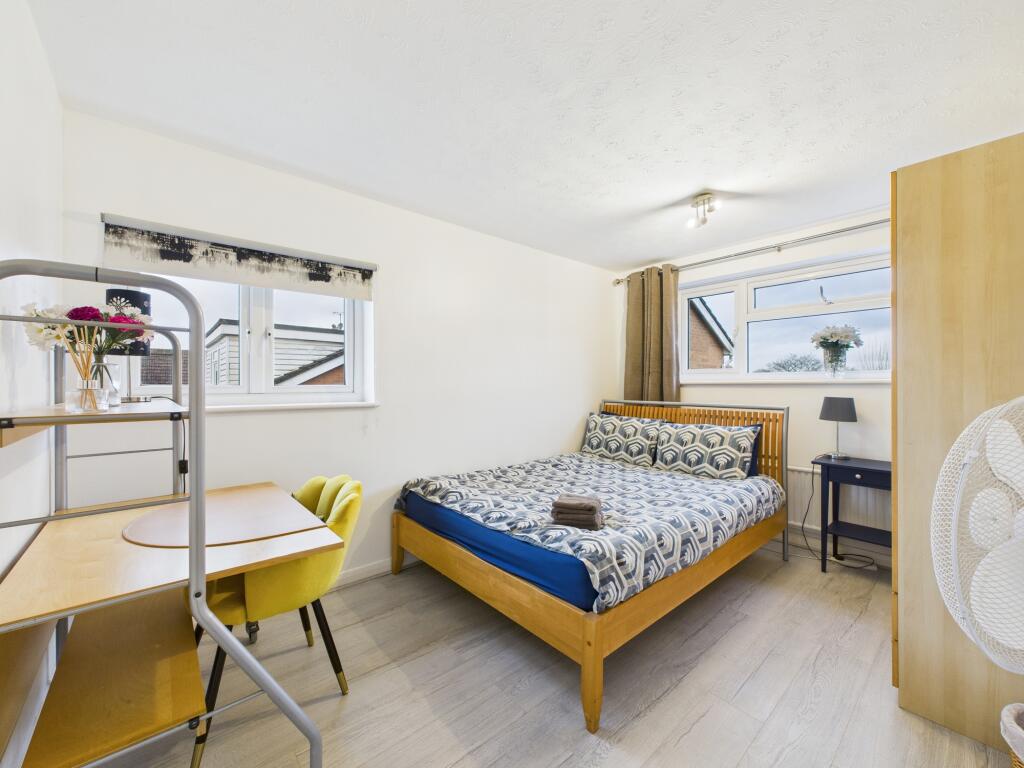 CAM04018G0-PR0400-STILL005