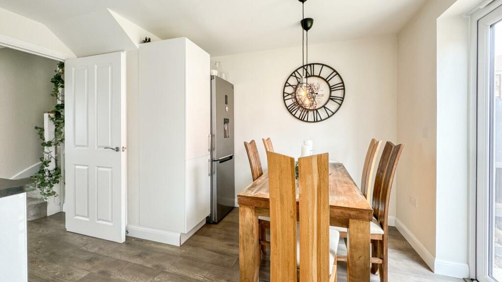 Kitchen/ Dining Room