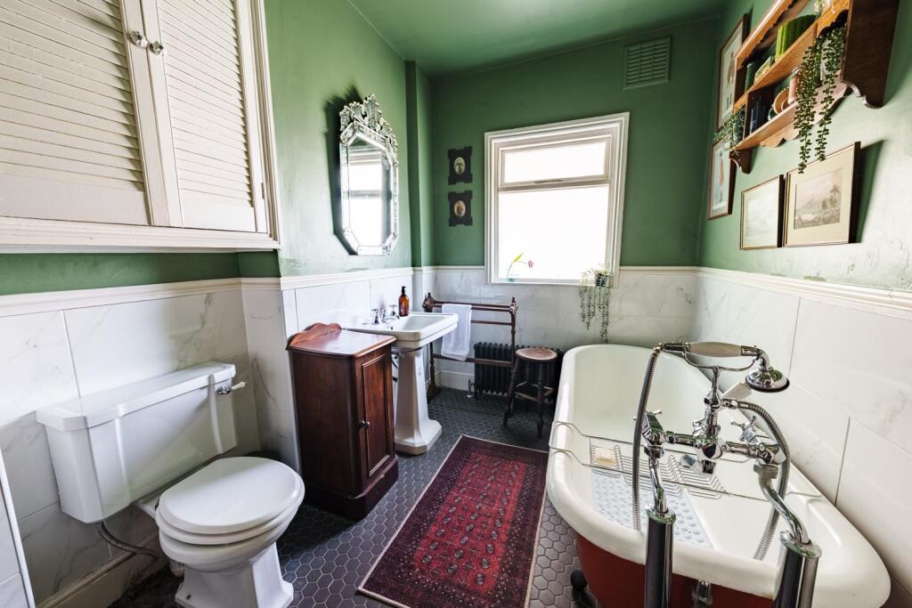 8 - Bathroom.jpg