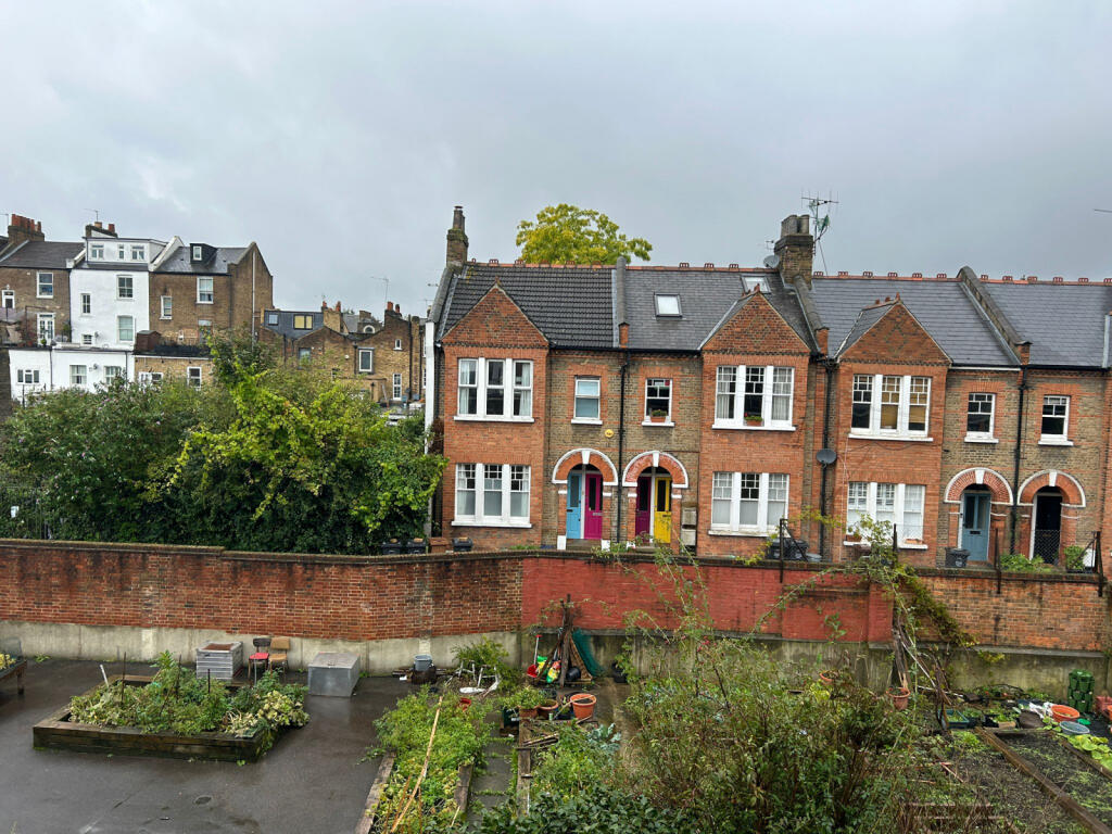 AMAZING 2 BEDROOM FLAT WITH SEPARETED LIVING ROOM