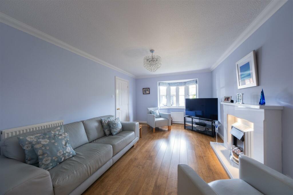 8 Cowmere Close-003.jpg