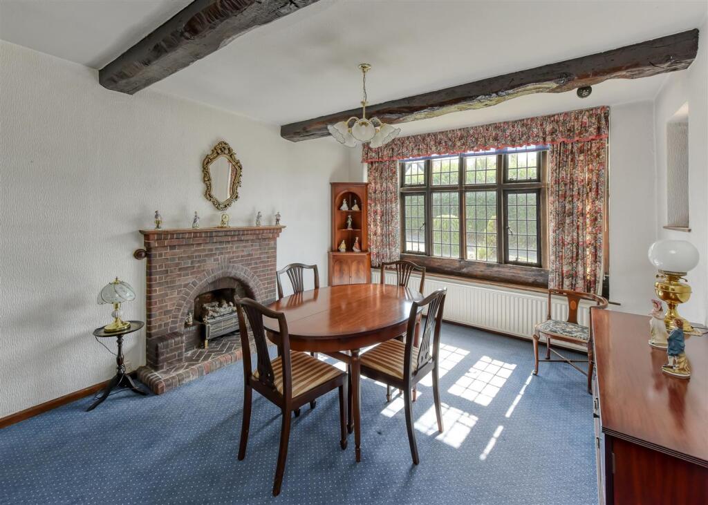 40 Castlecroft Gardens-dining.jpg
