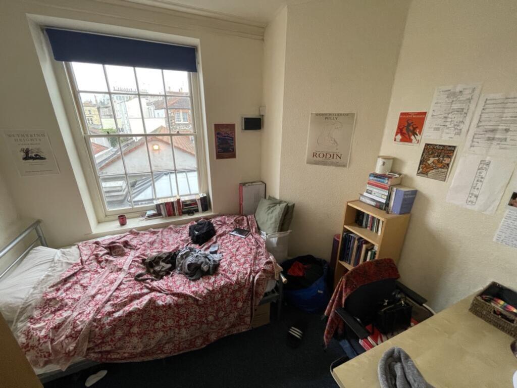 A cozy double bedroom featuring a comfortable b...