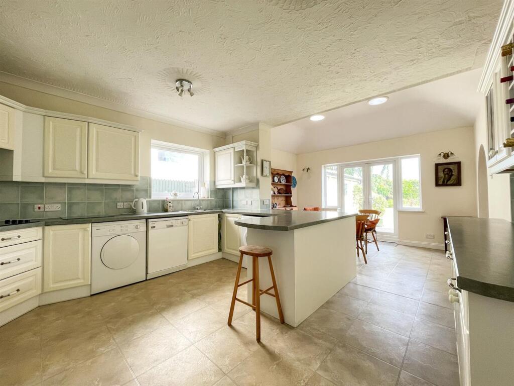 Kitchen breakfast room.jpg