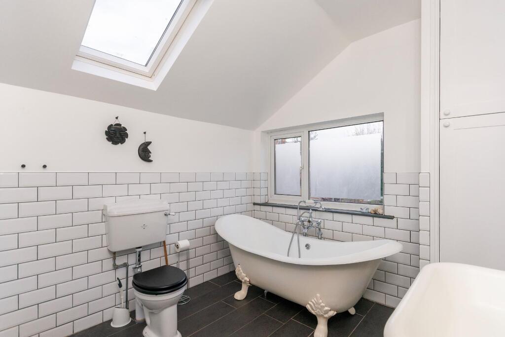 6S2AAD - Bathroom D.jpg