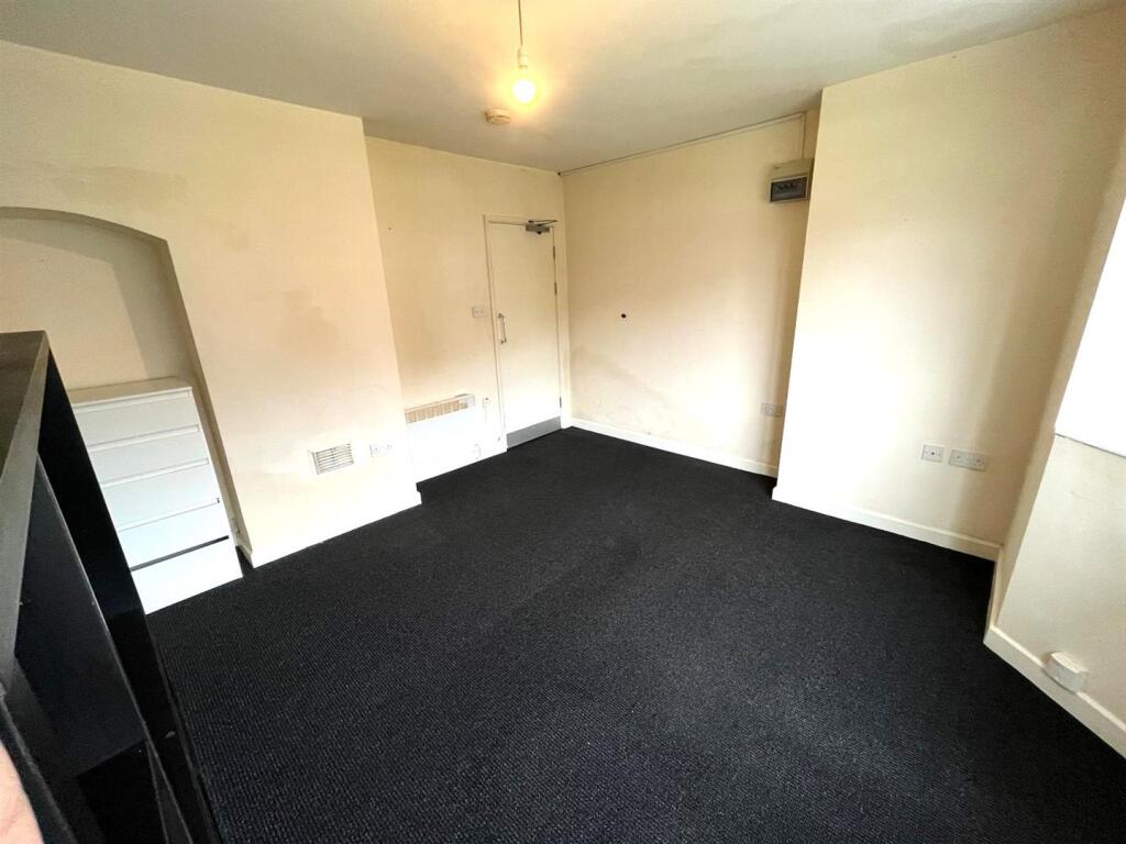 Sitting Area/ Bedroom Pic 4