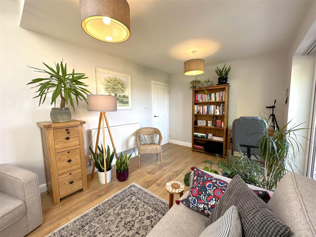 Lovely Family Room/Bedroom 091