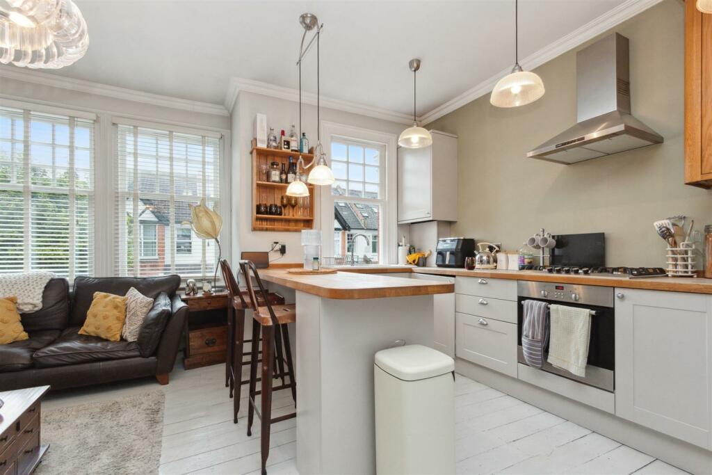 Flat 2, 20 Pendle Road SW17 reception 2.jpg