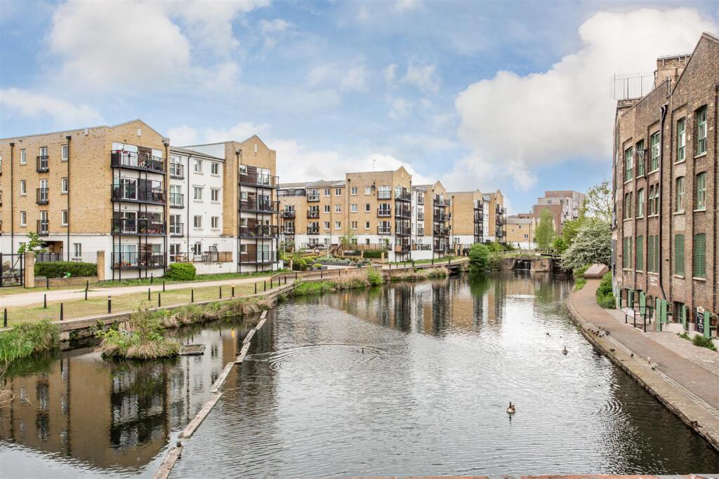 Regent's Canal Setting