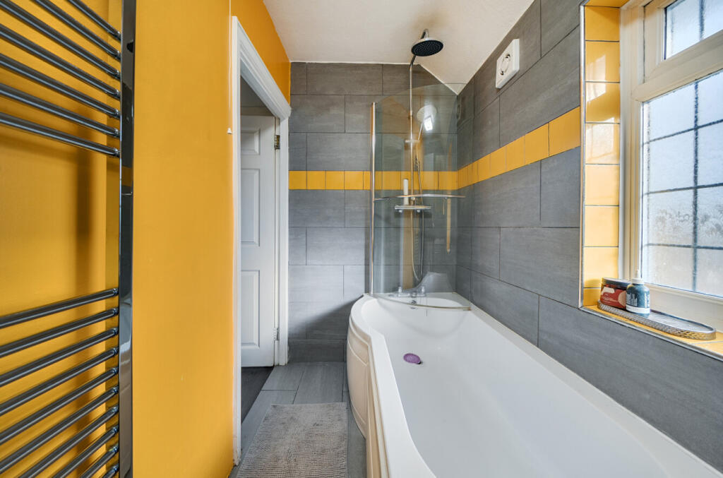 1372340-4-690cd51...