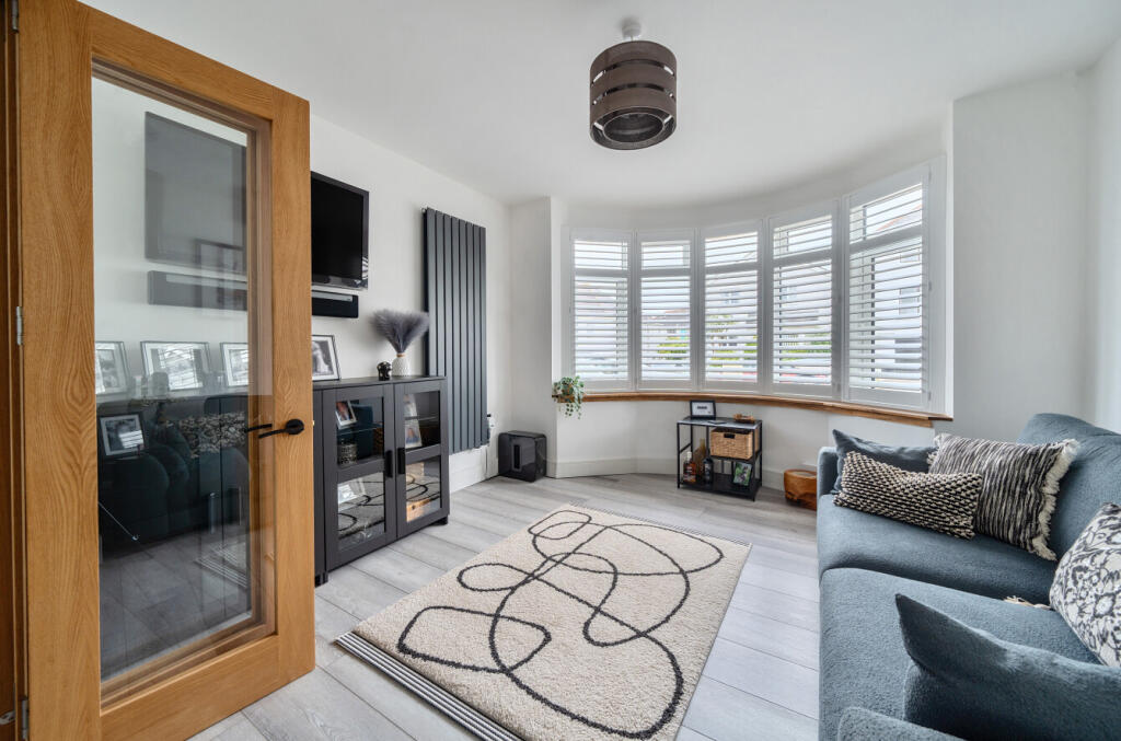 1310052-6-684af37...