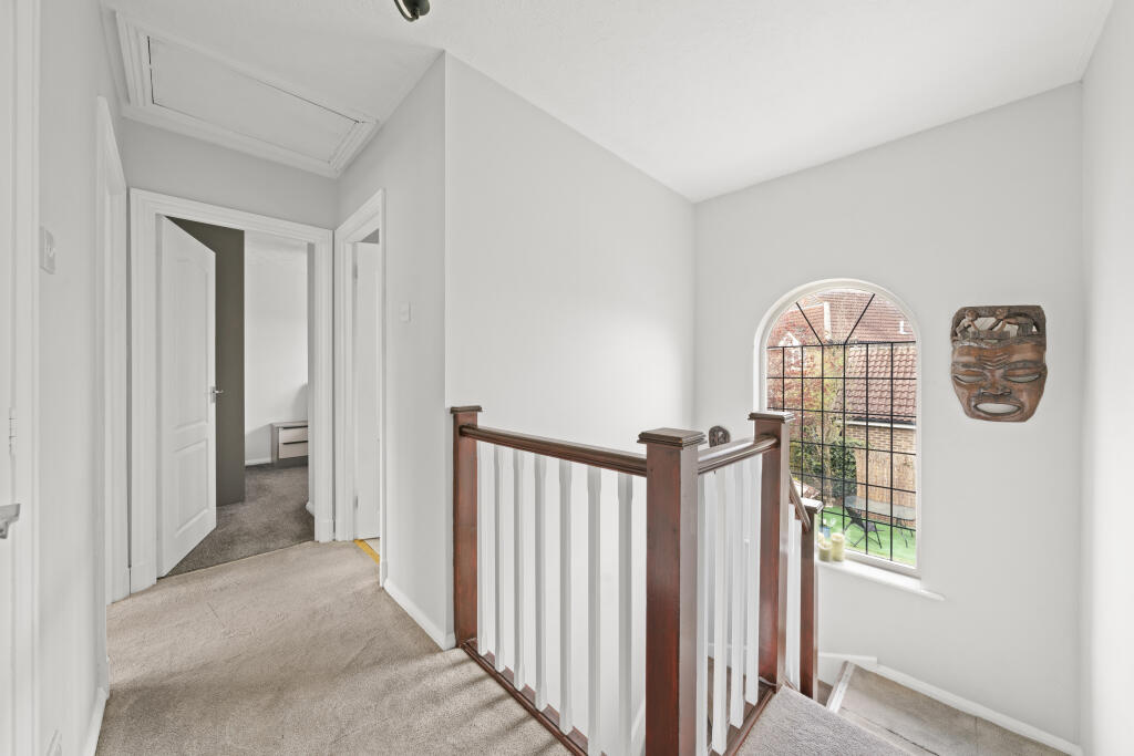 5 Summer Place KT15003