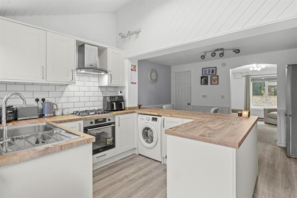 17 Portway Drive, HP12 4AU-11.jpg