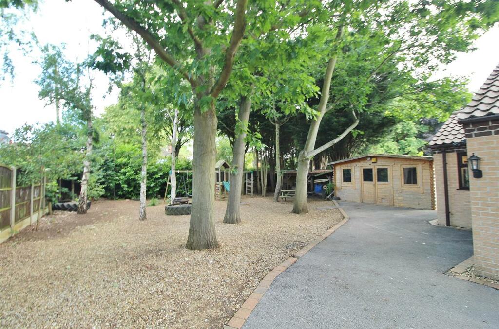 'WOODLAND'  STYLE