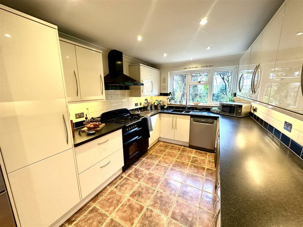 KITCHEN/BREAKFAST ROOM