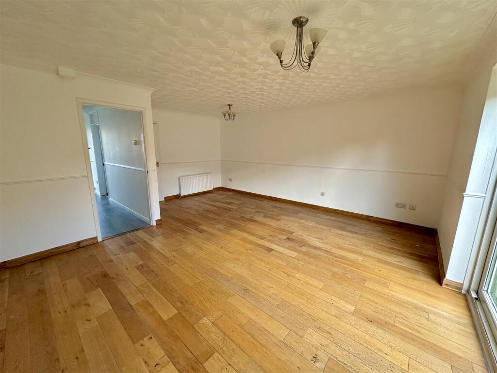 Living/Dining Room:
