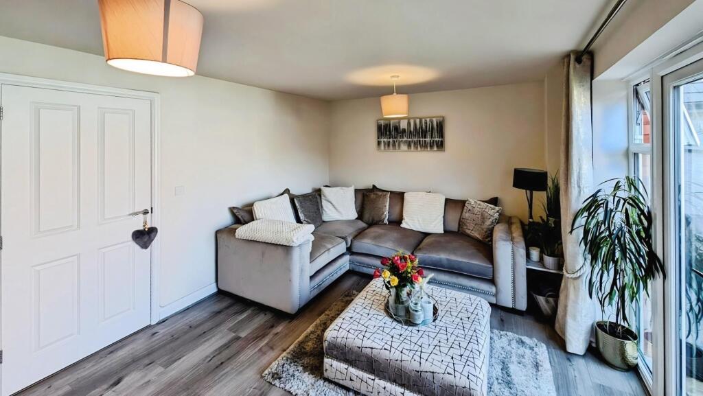4 Derham Crescent lounge c.jpg