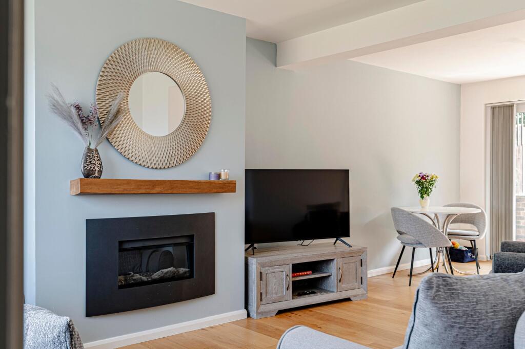 Living Room/Dining Room (2)