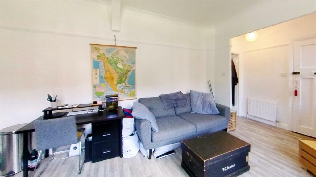 Oakfield-Court-N8-Living-Room.jpg