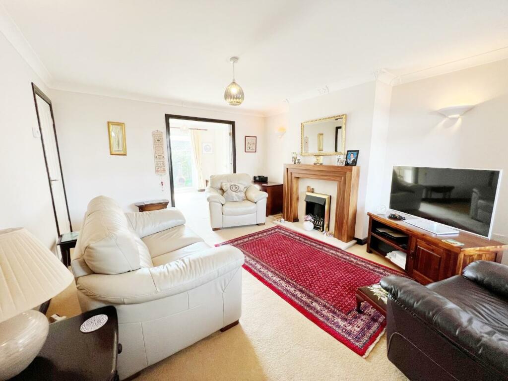 Lounge pic 1.jpg