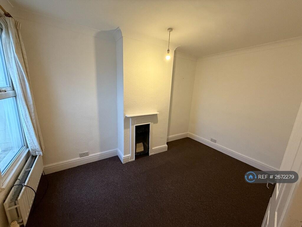 Upstairs Middle Bedroom