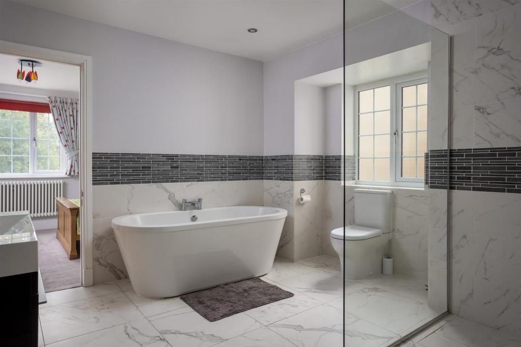 49 - Querns House - GL7 1RL - Web.jpg
