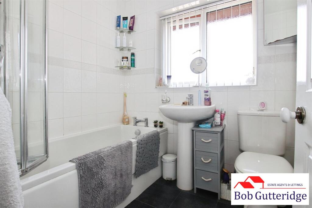 FIRST FLOOR BATHROOM
