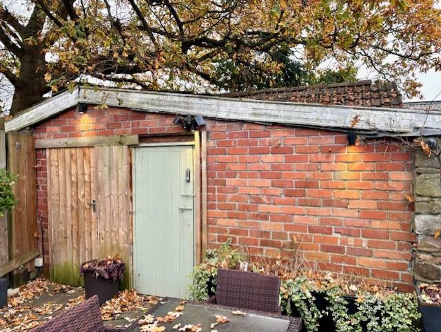 Outbuilding (Bar Room &amp; Storage)