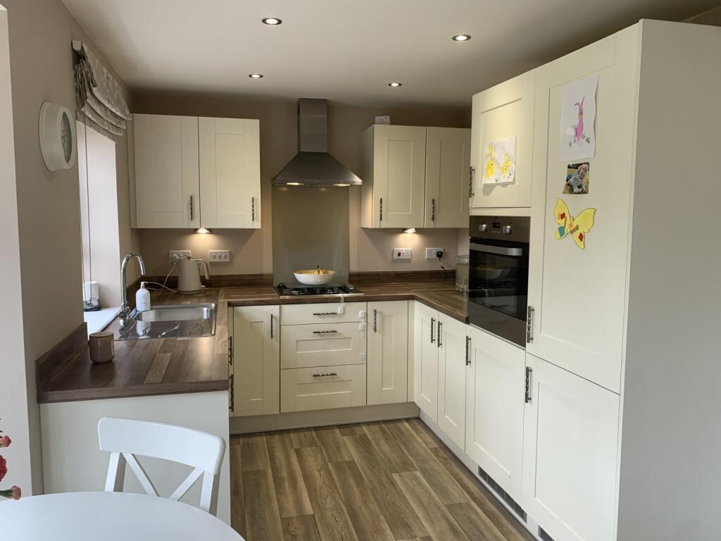 FAMILY DINING KITCHEN