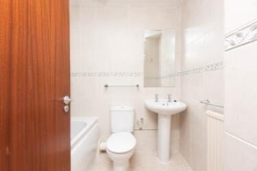 6 Woodstock Court bathroom