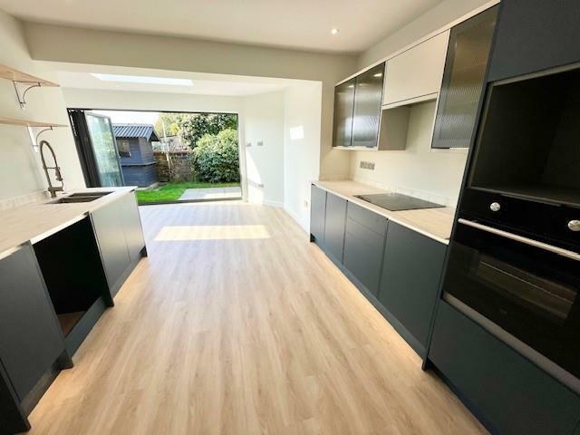 Kitchen a.jpg