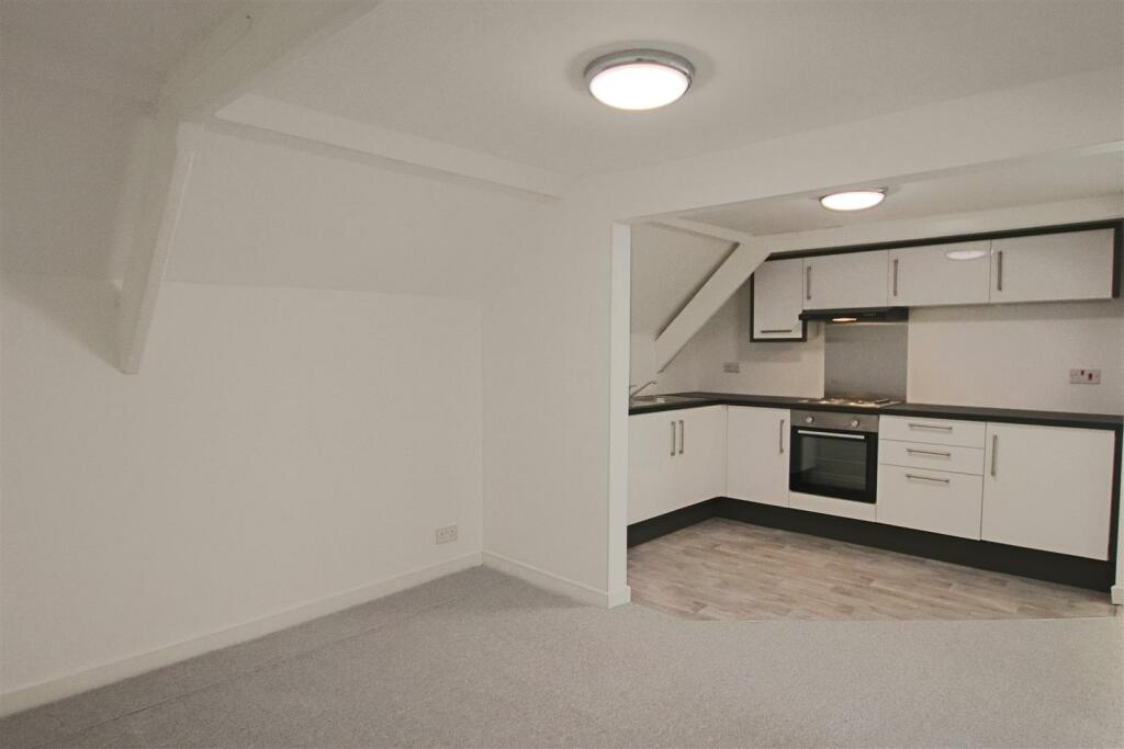 6 Meadey Lounge and Kitchen
