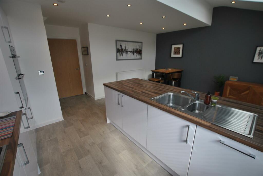 KITCHEN/DINING ROOM