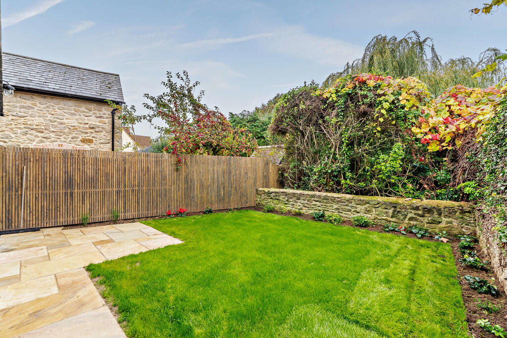 8666899-exterior0...