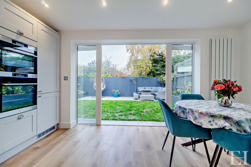 8628060-interior1...