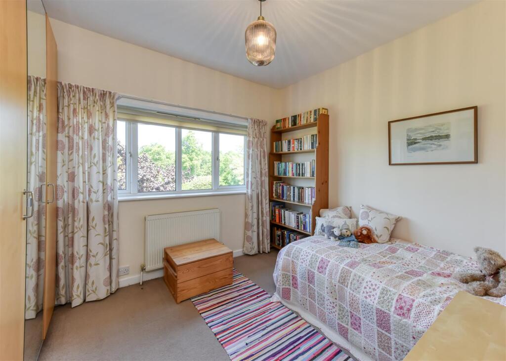1 Castlecroft Lane-bed4.jpg
