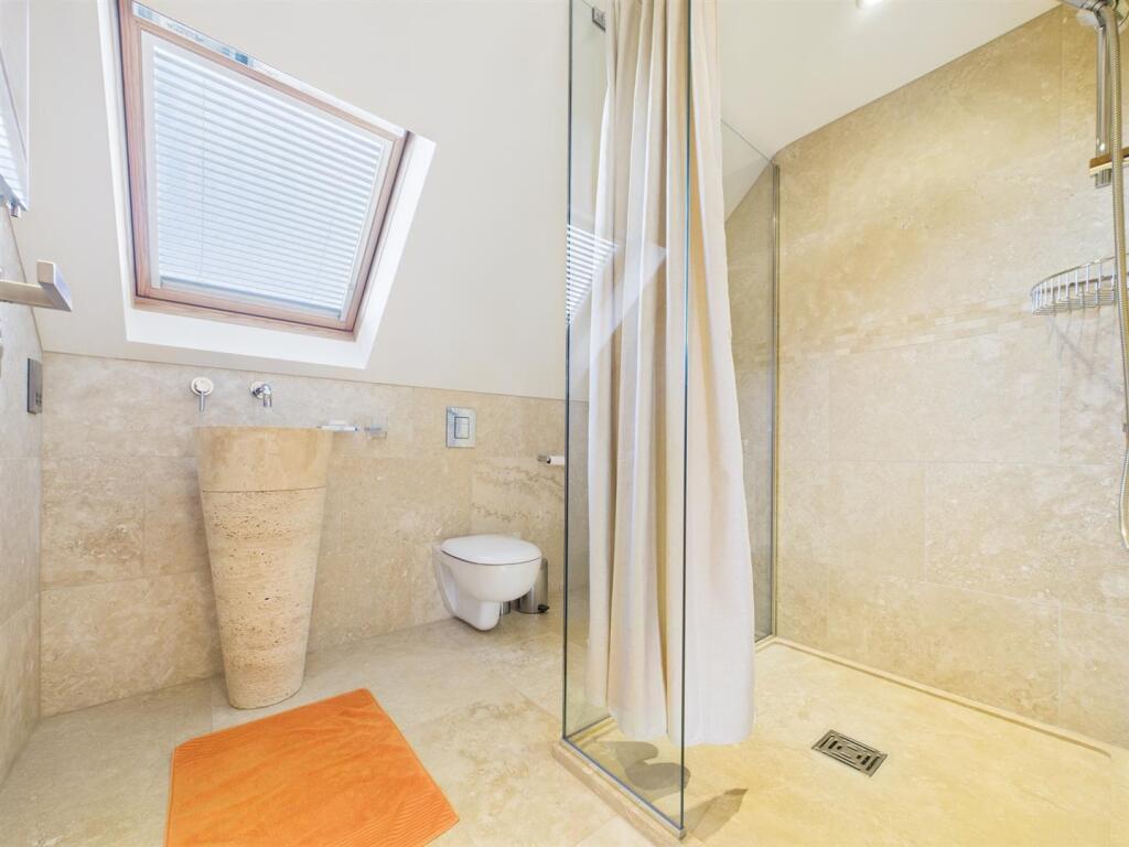 EN-SUITE SHOWER ROOM
